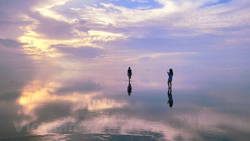 [Photos] Hunting for first rays of dawn in Thai Binh’s ‘infinite sea’
